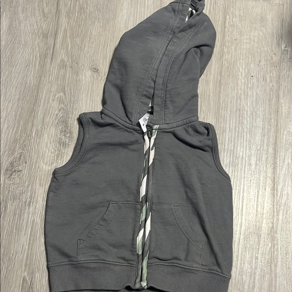 4/$20 Carters Gray Sleeveless Hoodie Vest 12M - Picture 1 of 1
